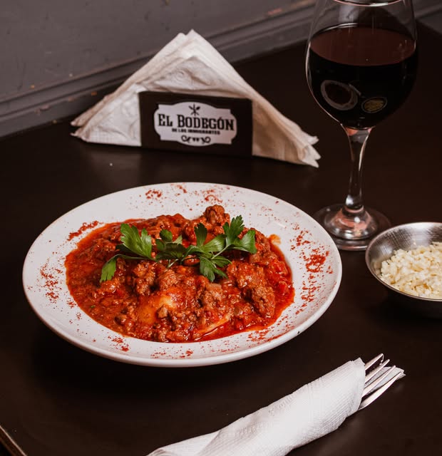 Plato con salsa bolognesa en El Bodegón