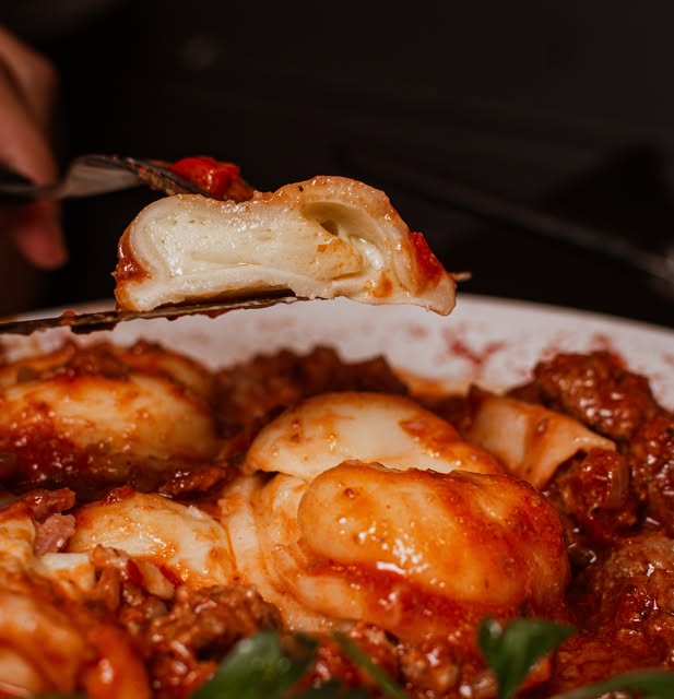 Pasta rellena con salsa en El Bodegón